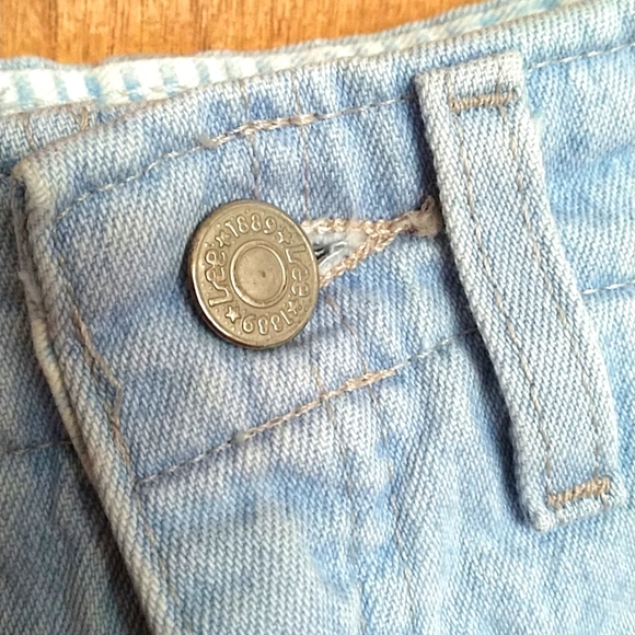 Lee ladies light wash shorts NWOT size 10 M. - Picture 4 of 15